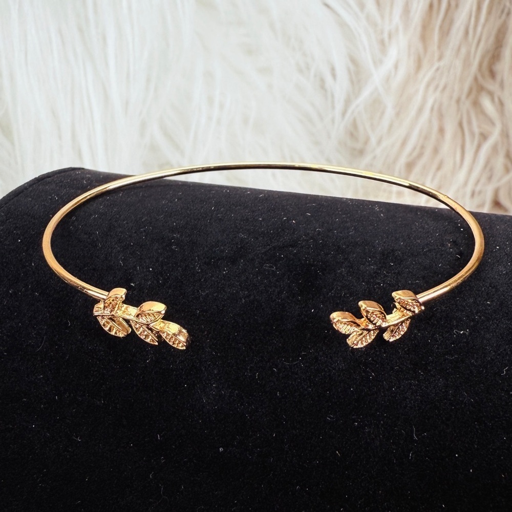 Delicate goldtone, open cuff, etched leaf accent bracelet etched - Picture 3 of 8
